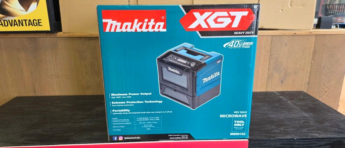 Makita 40Vmax XGT 8L 500W Microwave
