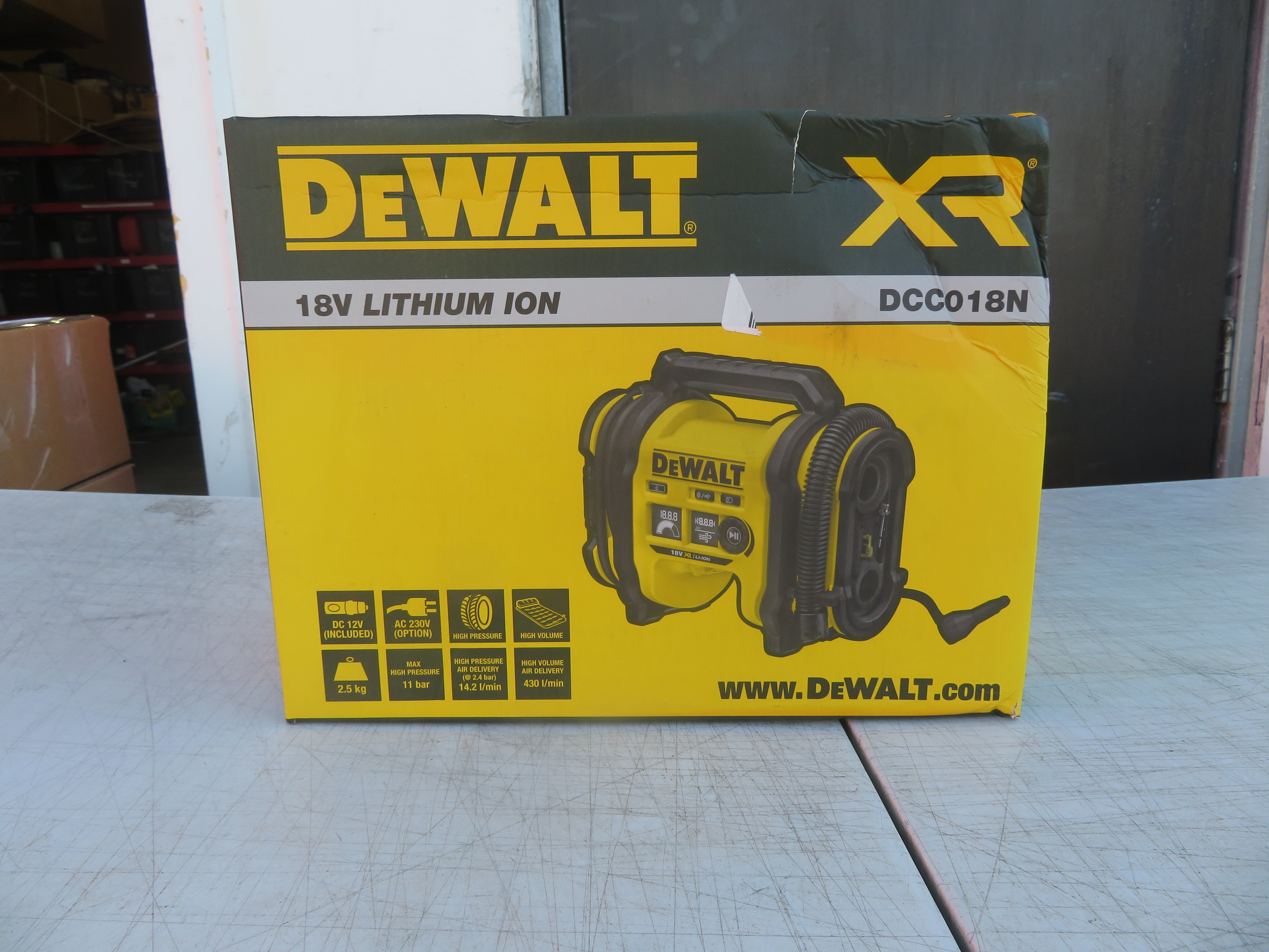 Dewalt Triple Source 18V Inflator DP