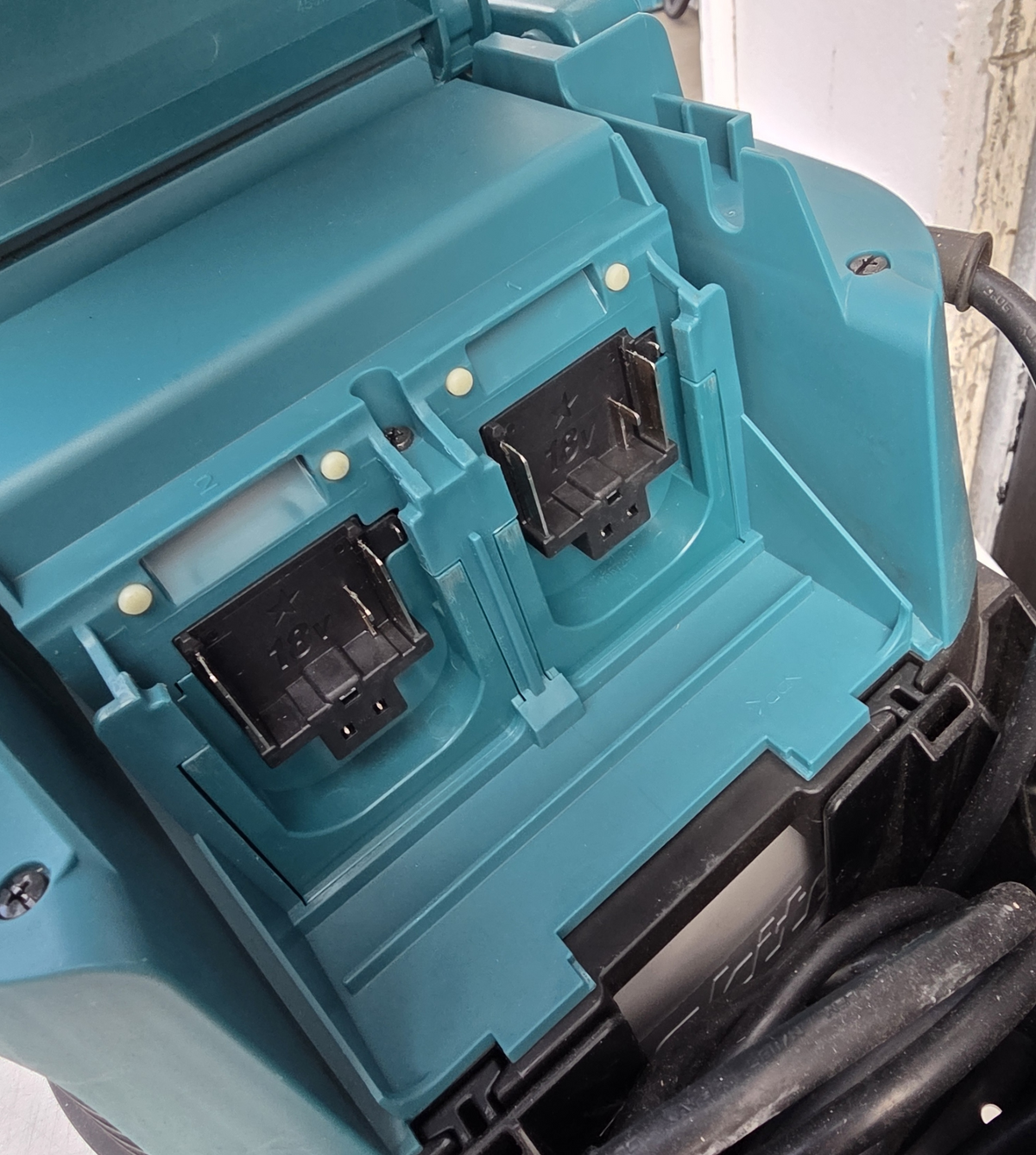 Makita 18V X2 LXT VAC AC/DC WET/DRY Ex Demo