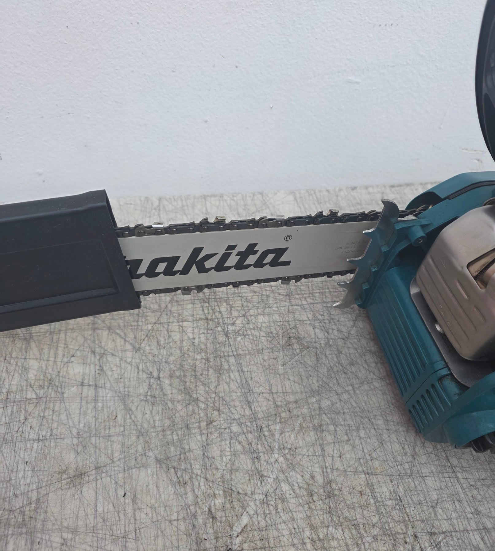 MAKITA CHAINSAW 35cc 16 40cm 3/8 Ex Demo