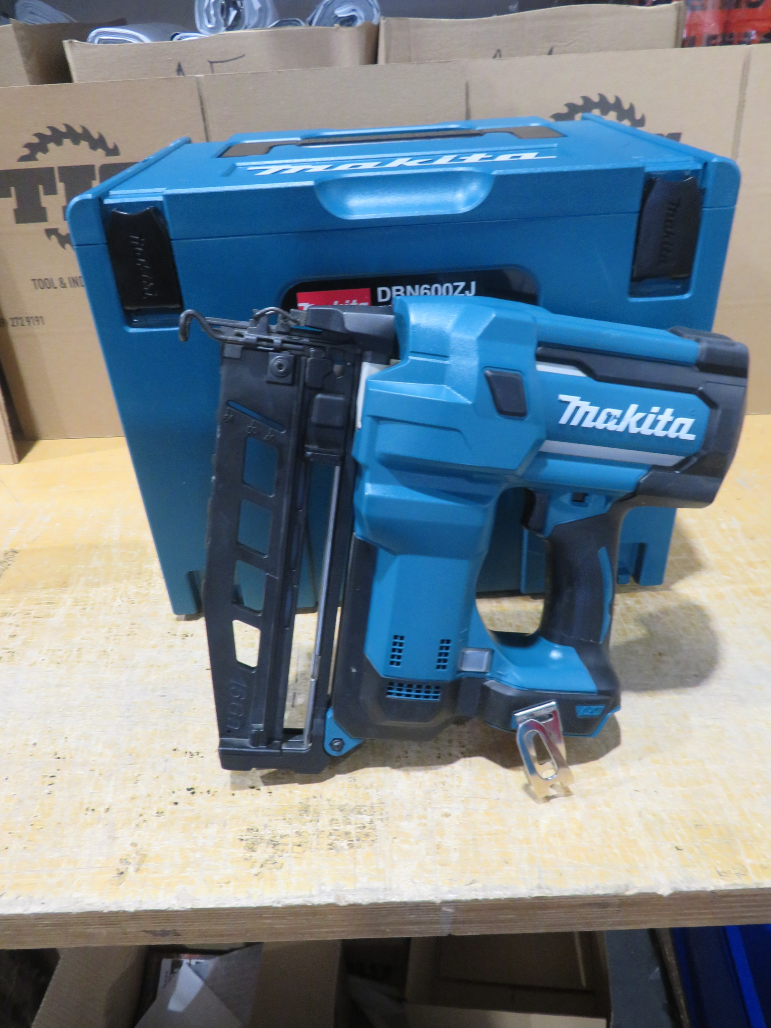MAKITA 18V LXT 16Ga BRAD-straight