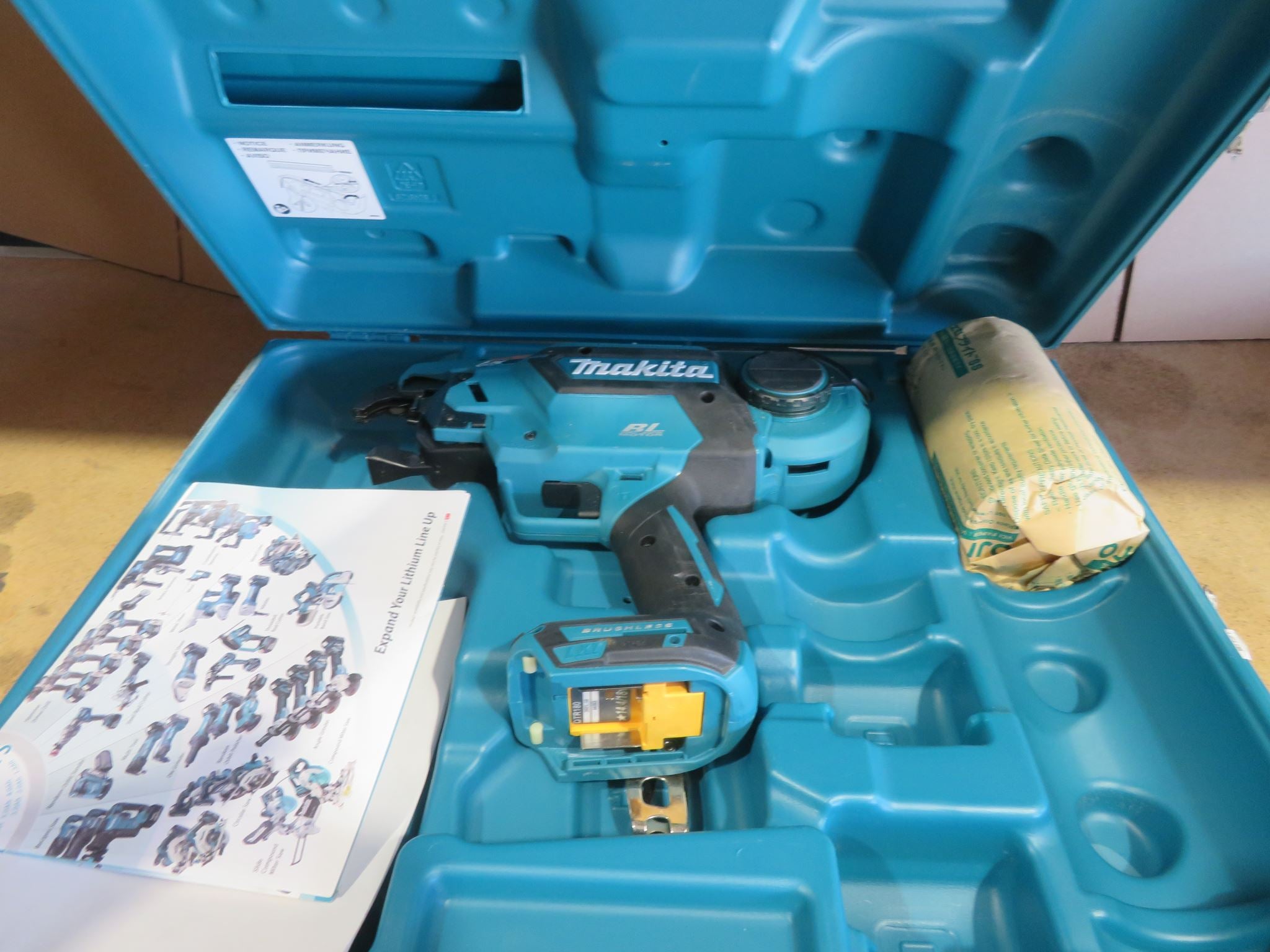 Makita 18V Lxt Brushless Rebar Tying Tool With 5Pc Coil Ex Demo