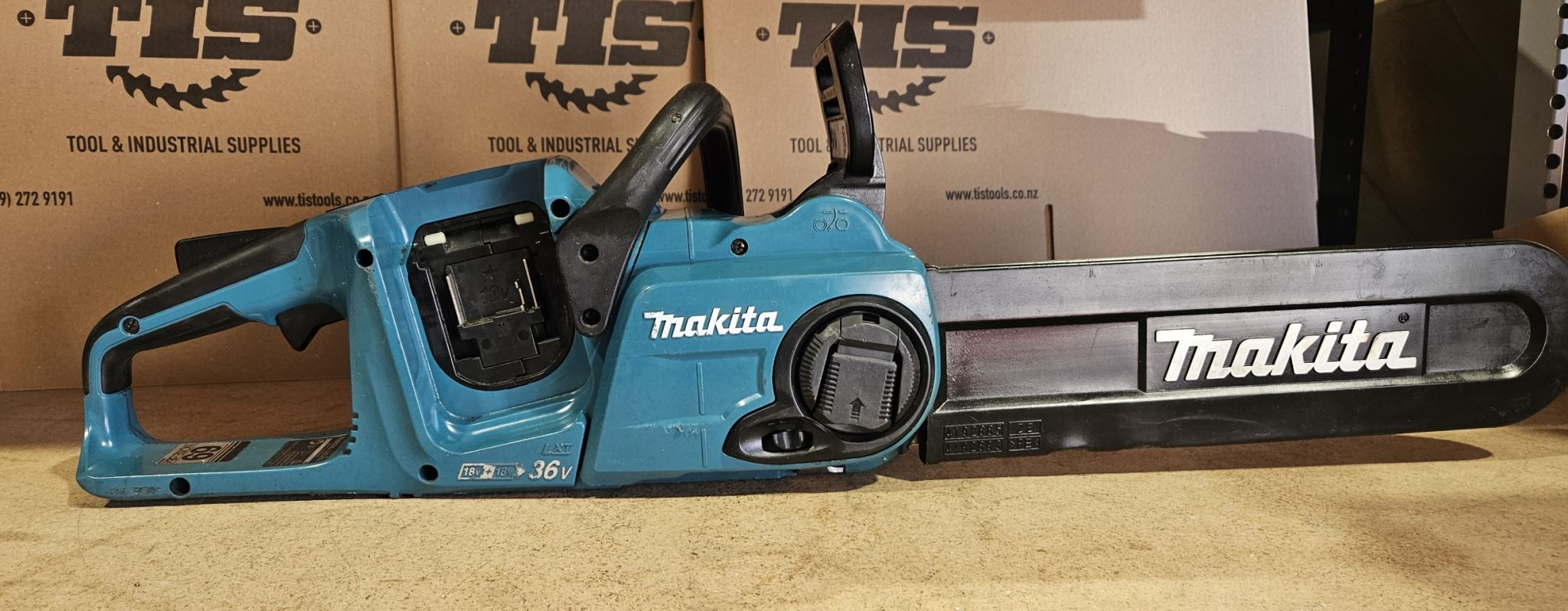 Makita 18Vx2 LXT BL CHAINSAW 350mm Ex Demo