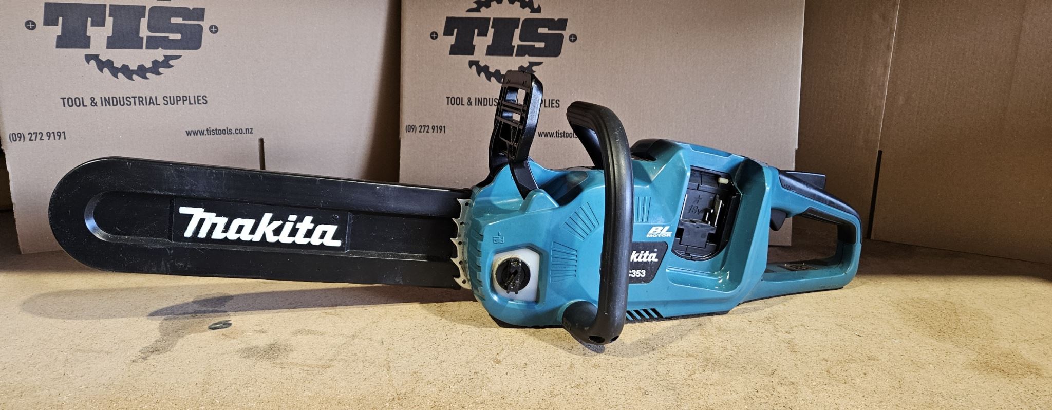 Makita 18Vx2 LXT BL CHAINSAW 350mm Ex Demo