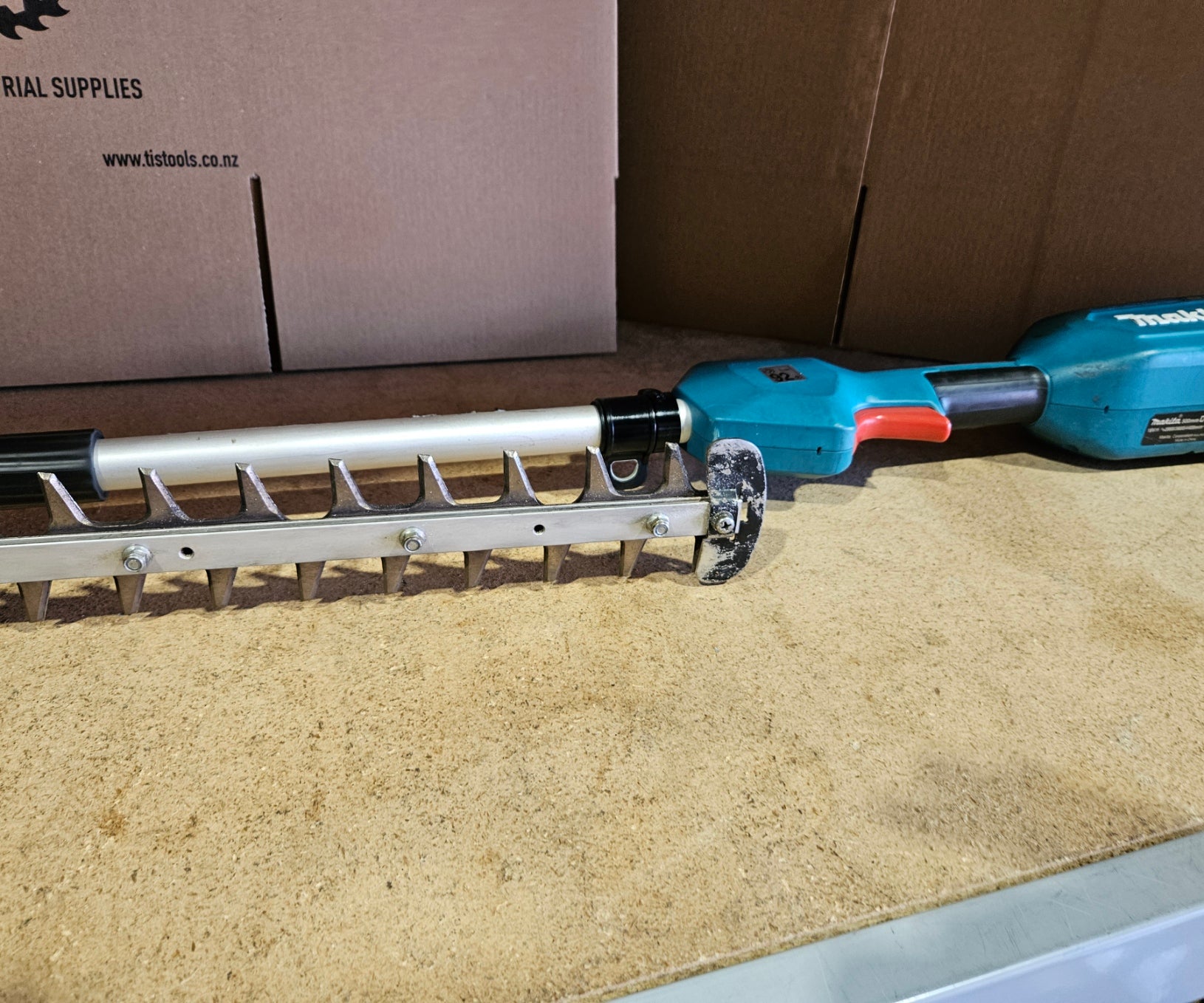 Makita 18V POLEHEDGE Angle 500mm Ex Demo