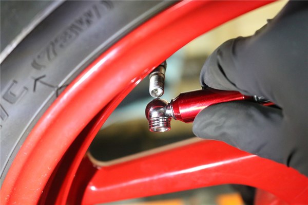 BS Tyre Pressure Dial Gauge max 5 Bar 70 PSI