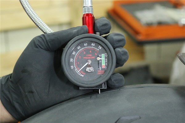 BS Tyre Pressure Dial Gauge max 5 Bar 70 PSI