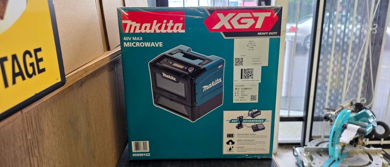 Makita 40Vmax XGT 8L 500W Microwave