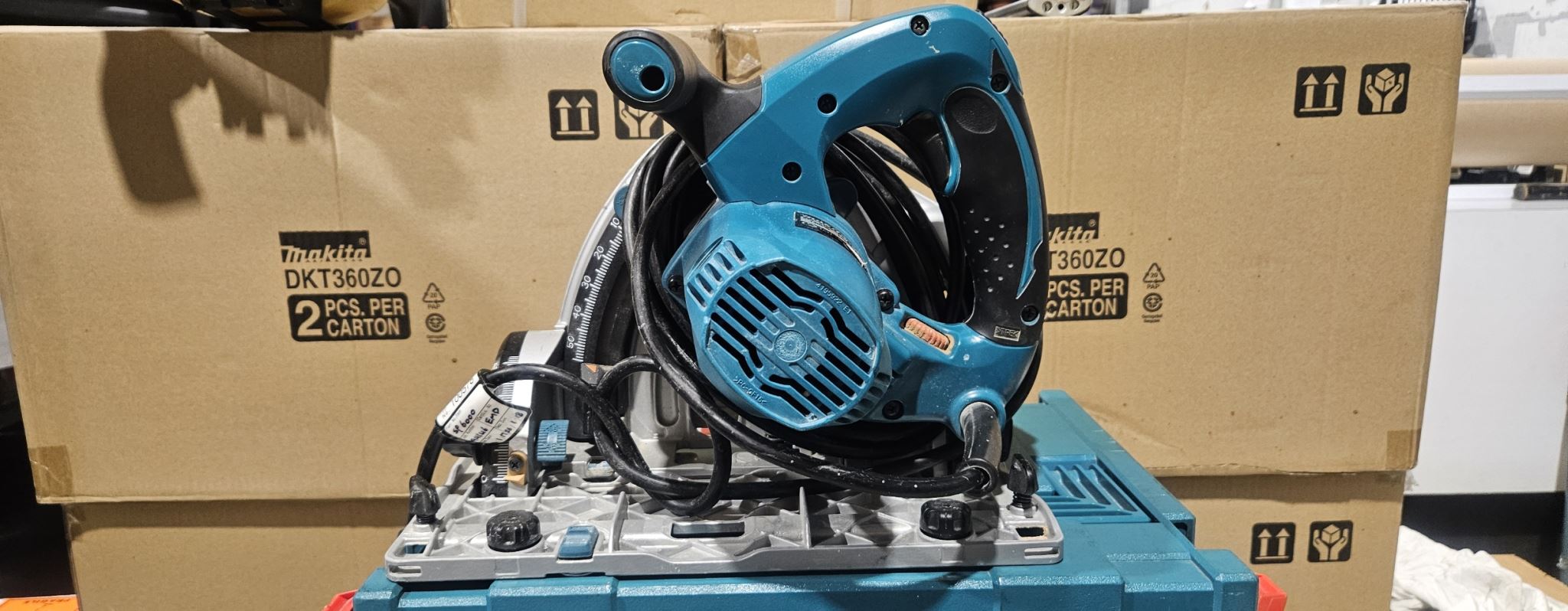 MAKITA PLUNGE CUT CIRCULAR SAW 165MM Ex Demo