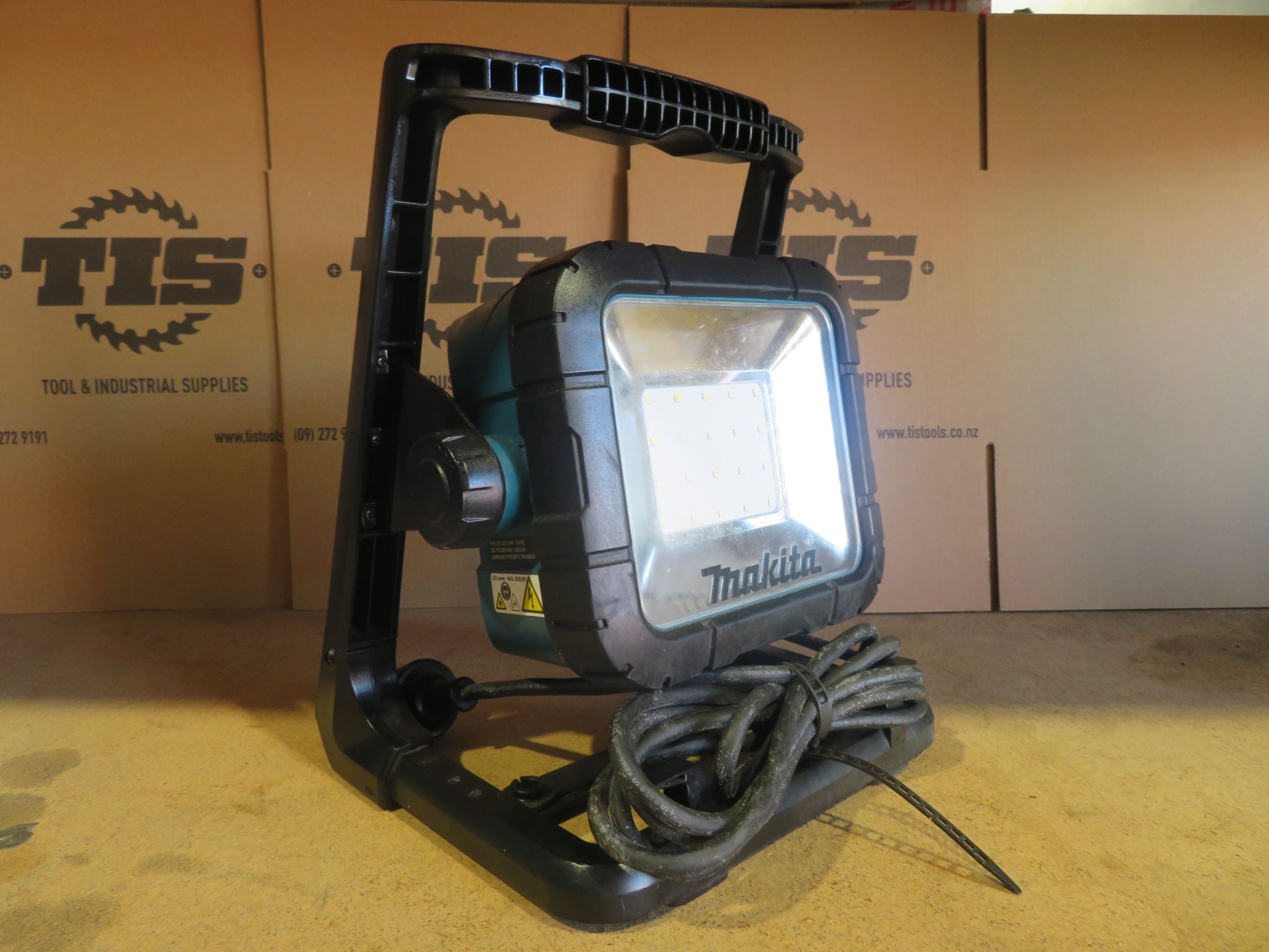 Makita Ex Demo 18V LXT Lithium-Ion Cordless/Corded 20 L.E.D. Work Light,