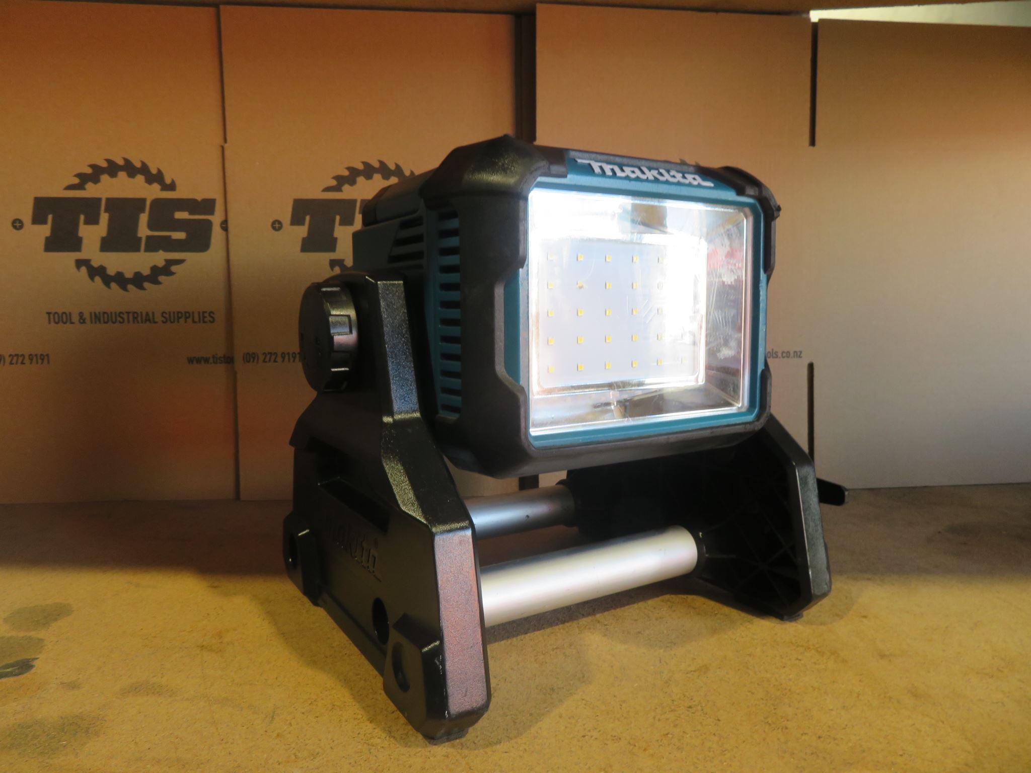 Makita Ex Demo DML811 18V LXT / AC 3,000lm LED Work Light