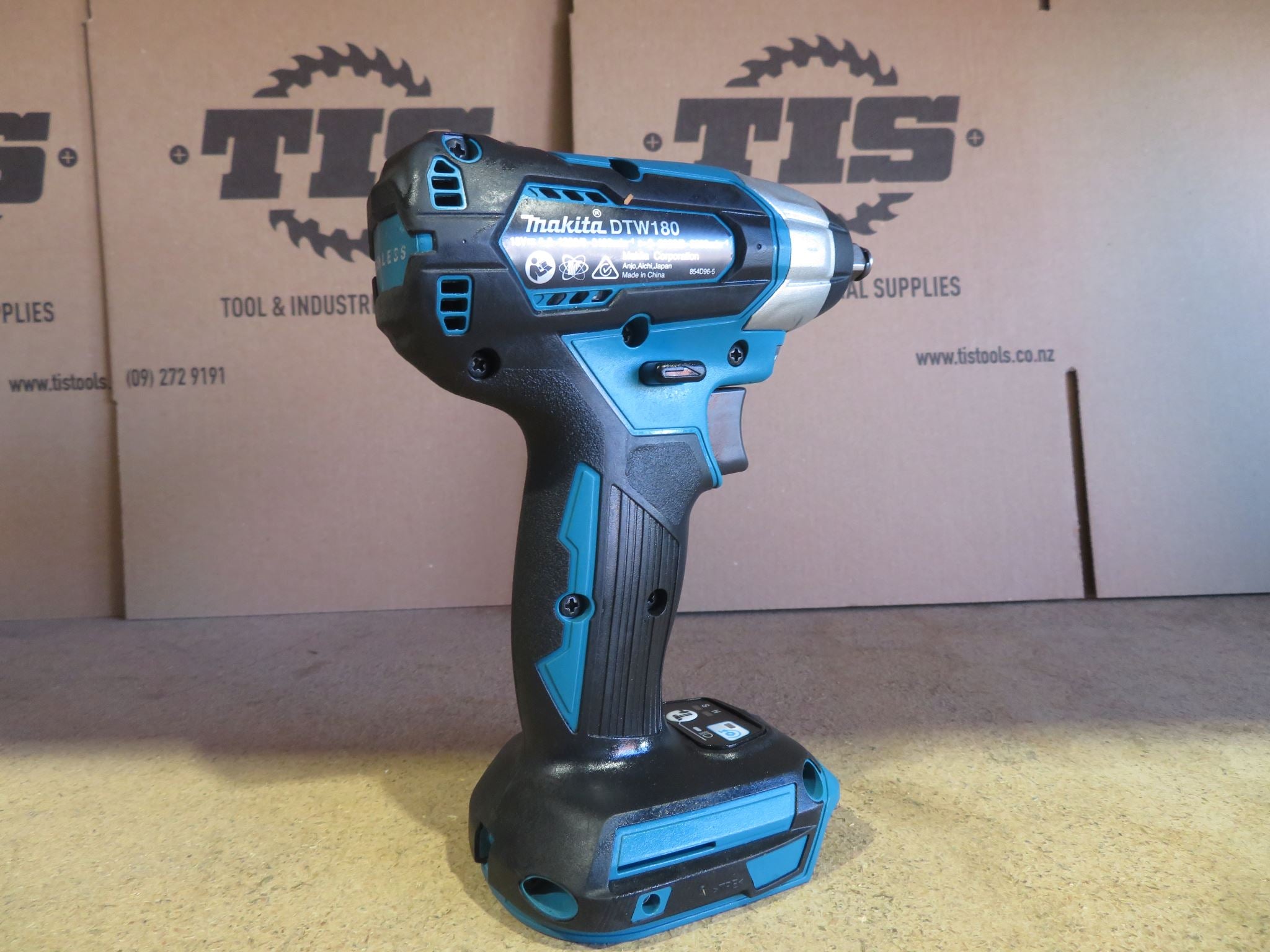 Makita EX DEMO 18V LXT BL 3/8in IMPACT WRENCH