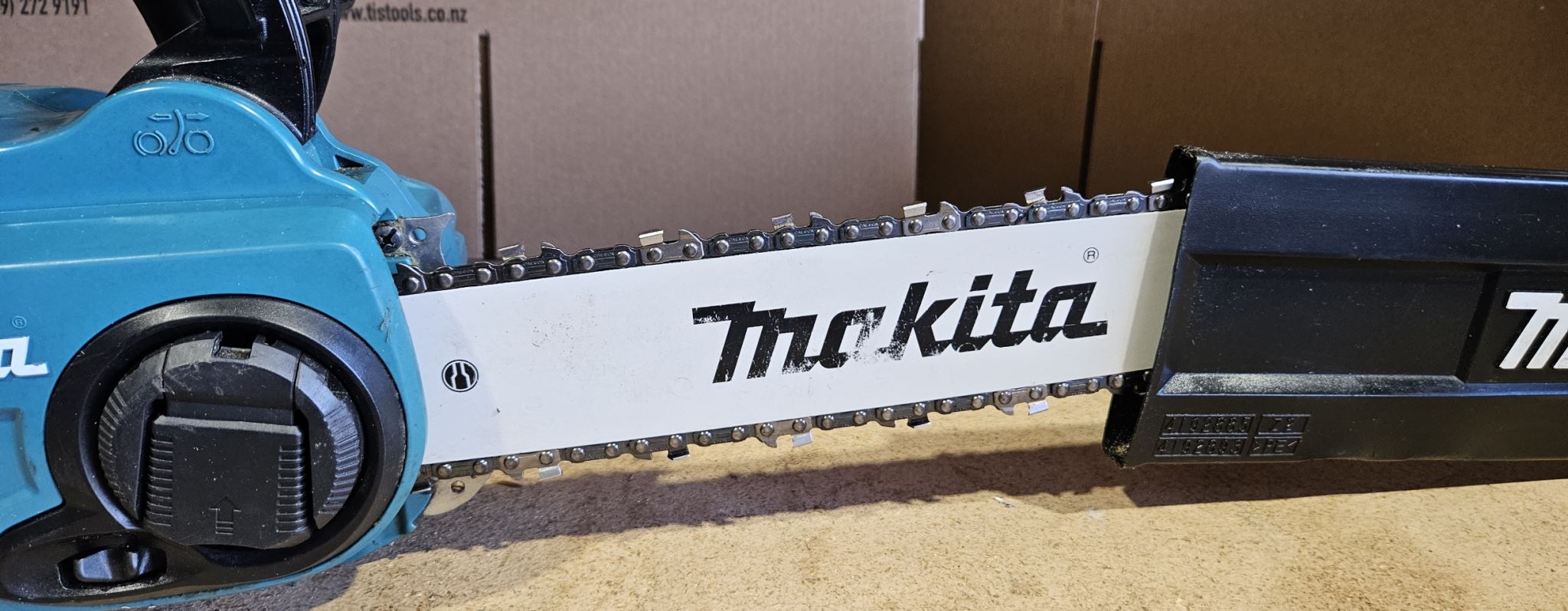 Makita 18Vx2 LXT BL CHAINSAW 350mm Ex Demo